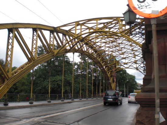 Zoobrücke mit Blick in Richtung Jahrhunderthalle